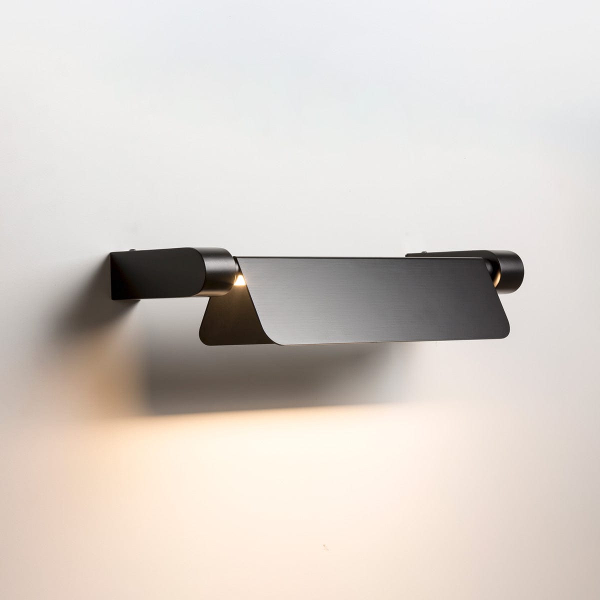 KADY LED LIGHT WALL BLACK ON