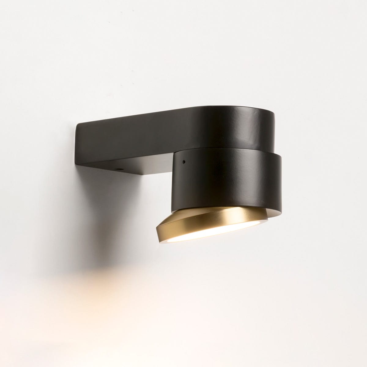 FULCRO LED WALL LIGHT ON