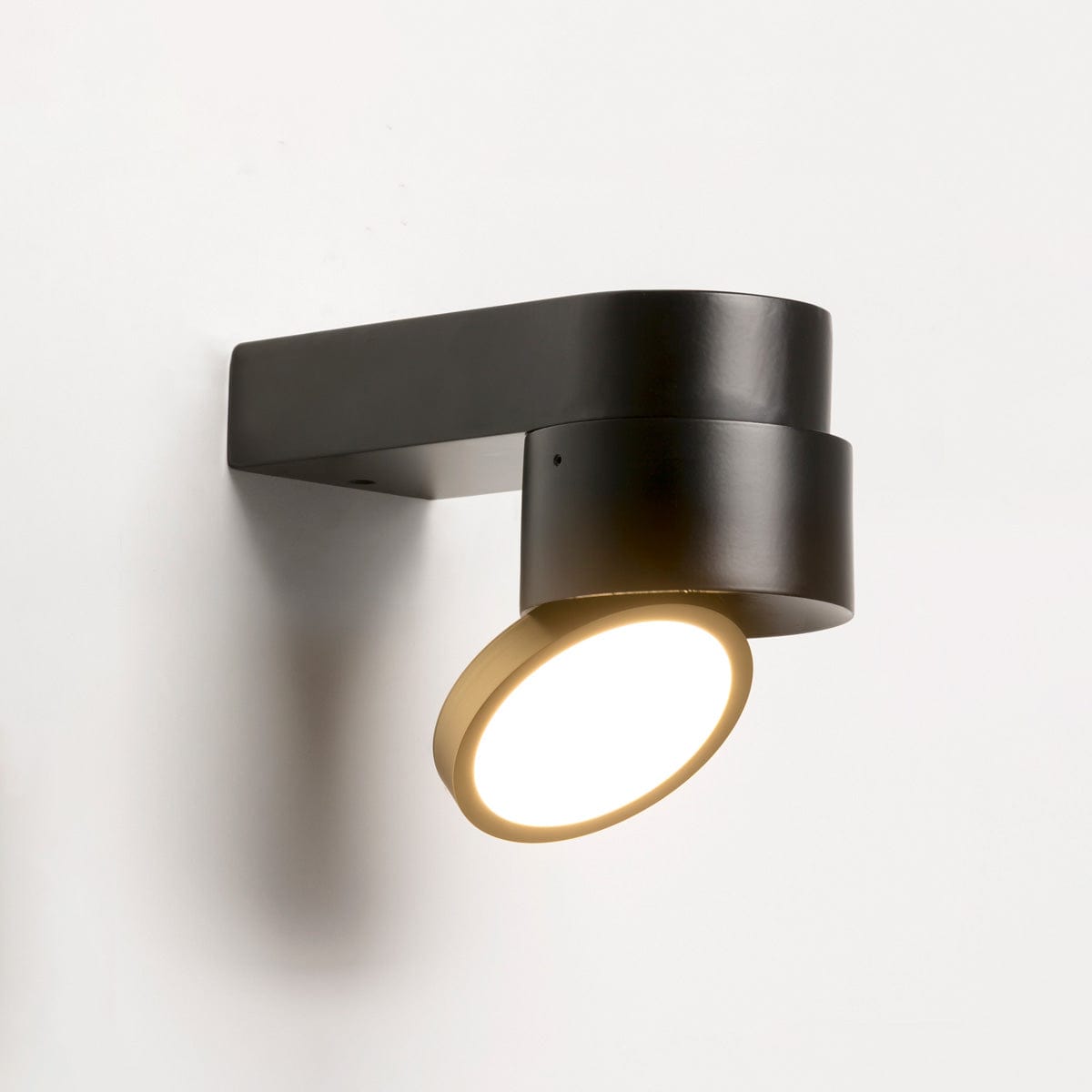 FULCRO LED WALL LIGHT ON