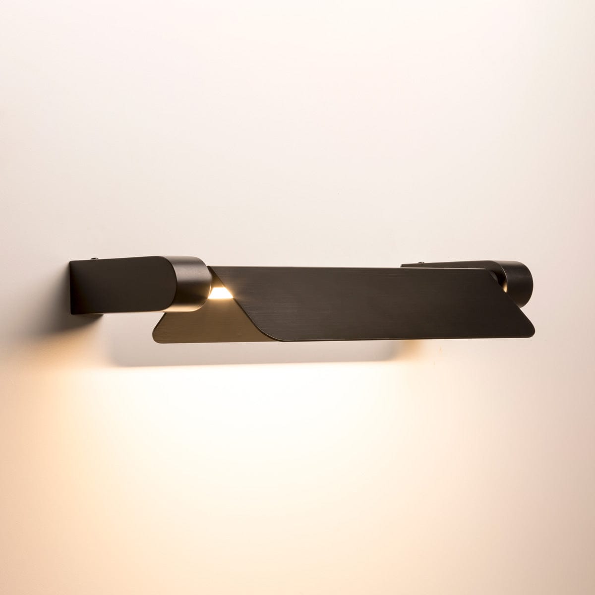 KADY LED LIGHT WALL BLACK ON